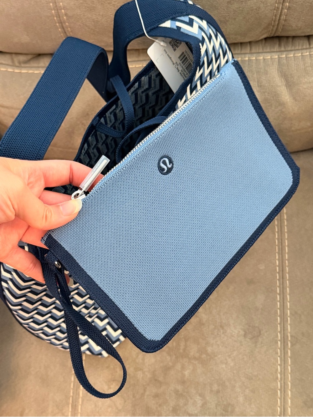 lululemon Navy & White Shoulder Bag 12L L monogram knit - Picture 5 of 6